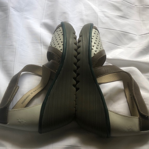 EUC! Fly sandals with adjustable strap - Picture 3 of 5